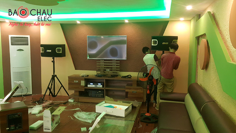 Kỹ thuật viên Bảo Châu Elec đang lắp đặt thiết bị âm thanh vào phòng hát VIP của Đảo Ngọc Resort